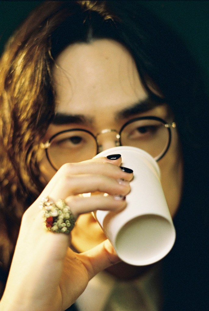 鶴 The Crane提及生命無常，不如在有限的時間裡燃燒熱情，更笑稱自己「真的很愛音樂」