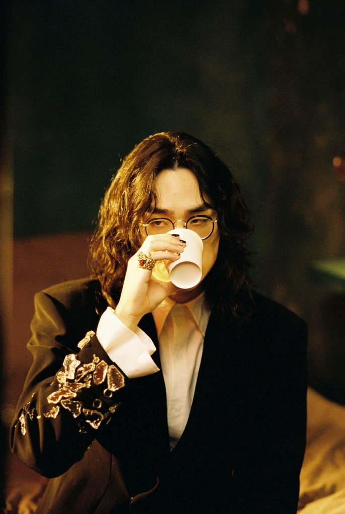 鶴 The Crane新作〈DISEASE〉揣摩八零年代初期的 Disco 聲響並營造跳舞的氛圍，以復古的全類比方式錄製歌曲