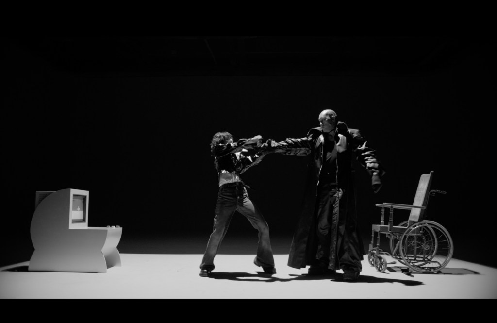 〈Ghost Swing〉MV YELLOW黃宣 X 六六Kristy (照片提供:否極泰來音樂)