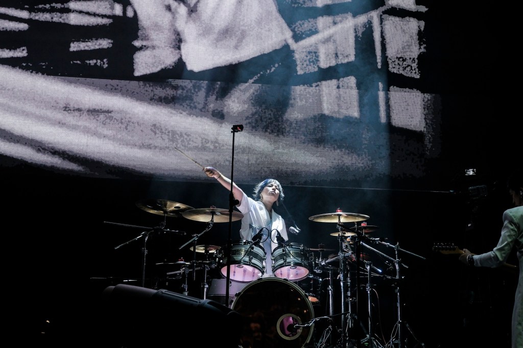 鼓手小米提到「康士坦一點都不厭世,還會帶領大家去很多地方!」