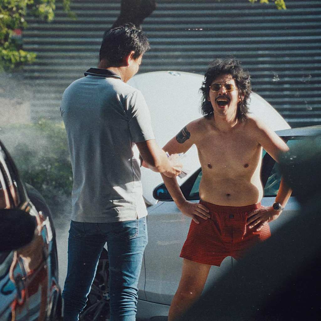 FunkyMo把真正修車店老闆找來MV客串