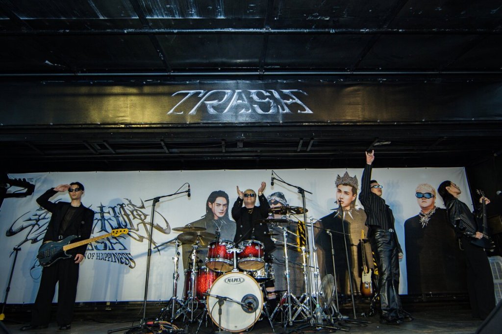 【Warner】TRASH《幸福的末班車》台北簽唱會 華納音樂送上「幸福的末班車車票」  蓋上Sold Out及Arrived&nbsp;預祝門票秒殺