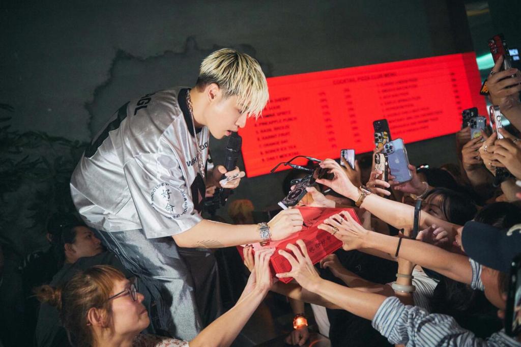 周湯豪驚喜現身信義區酒吧快閃演出 (照片提供:環球音樂)