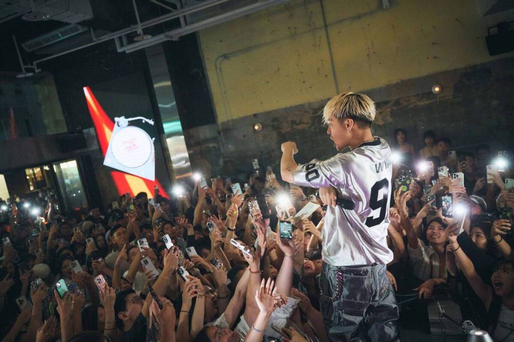 周湯豪驚喜現身信義區酒吧快閃演出 (照片提供:環球音樂)