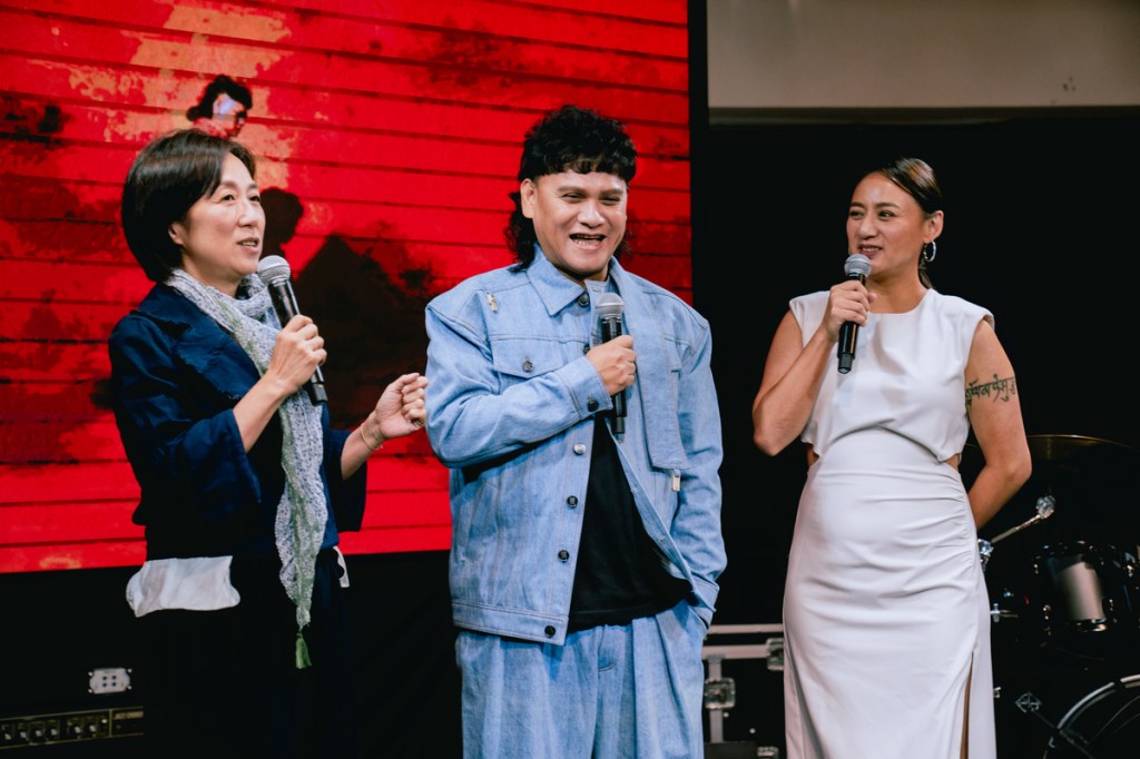 2017年桑布伊憑藉《椏幹》專輯獲得金曲獎首次增設的《年度專輯獎》時,黃韻玲即是該屆評審團主席