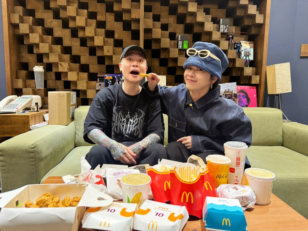 好友麋先生主唱聖皓突擊送最愛美食慶功  蕭秉治破戒大飽口福