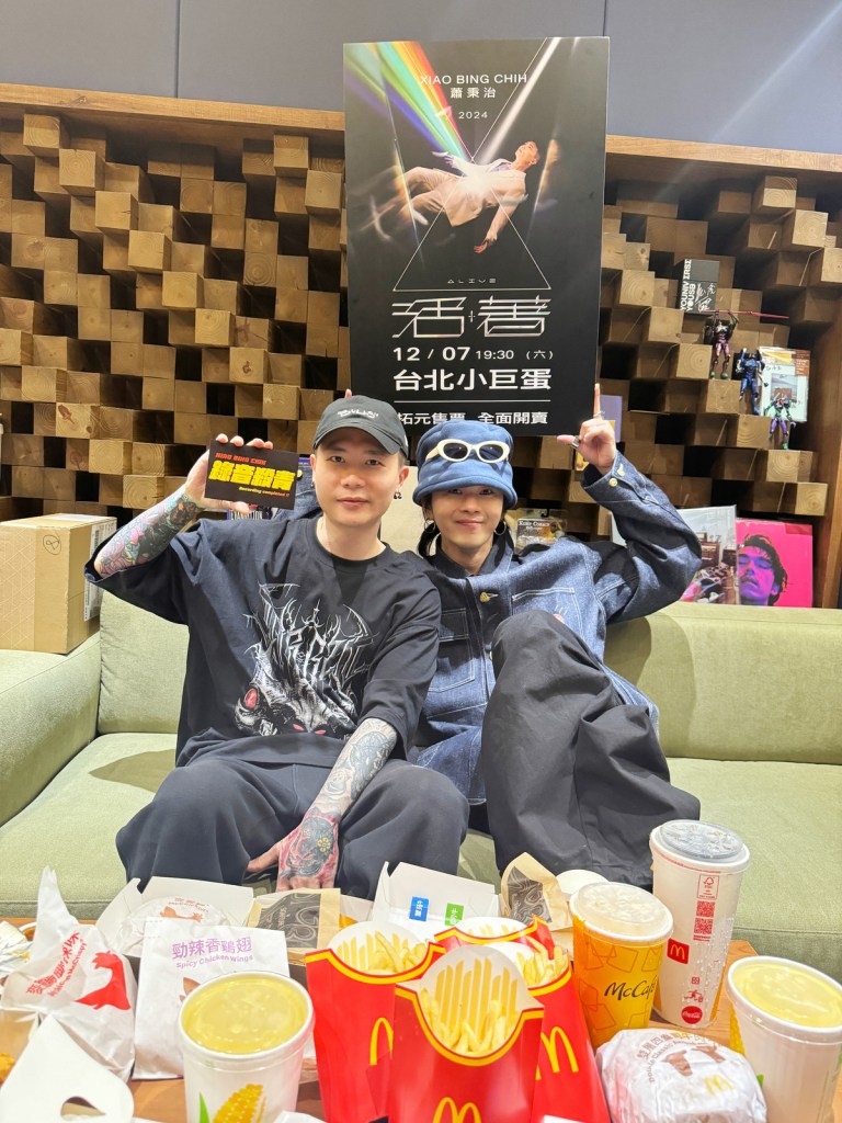 好友麋先生主唱聖皓突擊送最愛美食慶功  蕭秉治破戒大飽口福