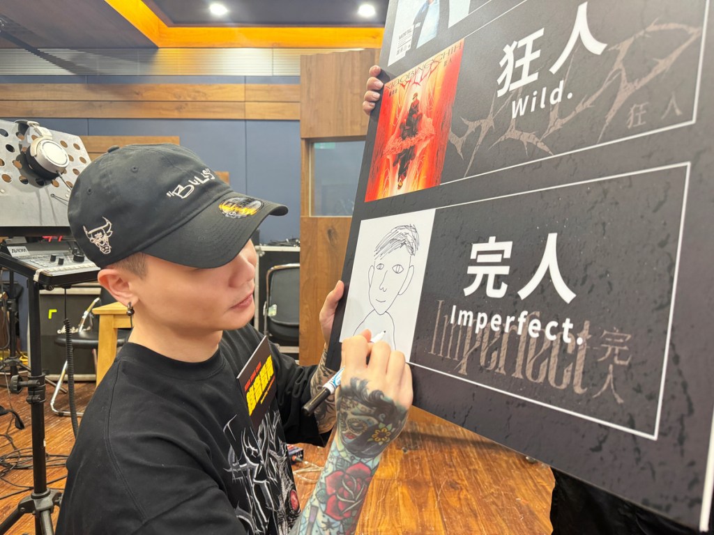 【bin】蕭秉治台北小巨蛋開唱前 11月搶先推出第三張專輯《完人》 從40首歌精選出11首 麋先生聖皓為他準備麥當勞慶祝殺青