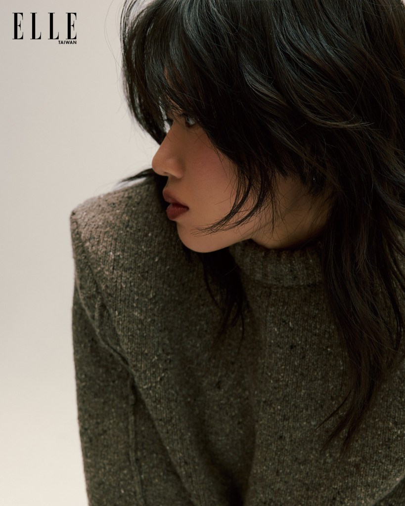 Andr用一首〈毛線球少女〉唱出世代女孩的複雜心思(品牌資訊:深棕色針織毛衣(BOTTEGA VENETA))