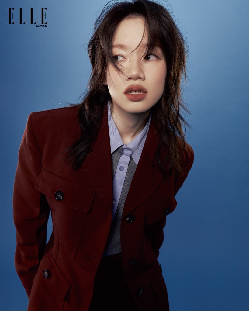 Andr的創作深受ELLE國際中文版青睞 (品牌資訊:仿兩件針織襯衫(GUCCI);黑色闊腿7分褲(LOUIS VUITTON);深紅色西裝外套、深紅色長褲(BOTH BY FERRAGAMO))