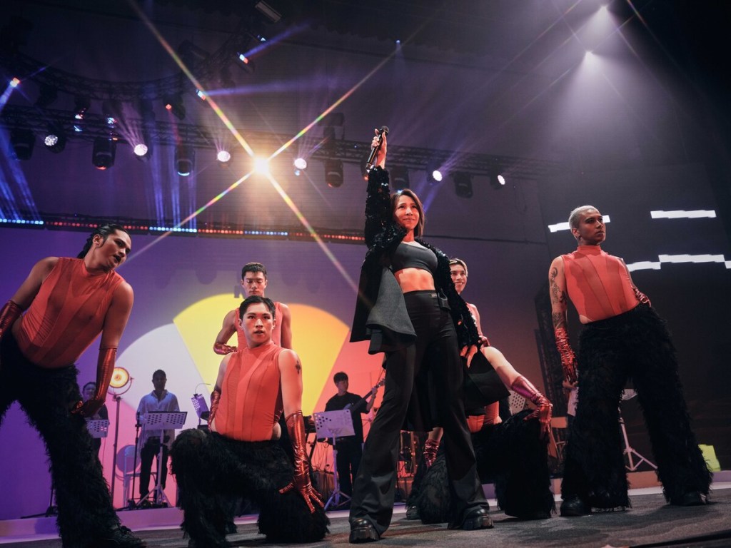 梁文音率舞群勁歌熱舞 (照片提供:環球音樂)