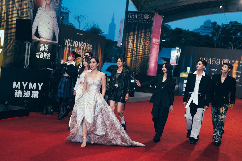 《滾石摘星號》入圍金鐘第59屆「益智及實境節目獎」，音樂精靈米非帶領師弟團U:NUS和師妹團KAXA，一同代表節目出席頒獎典禮。（圖／滾石唱片提供）