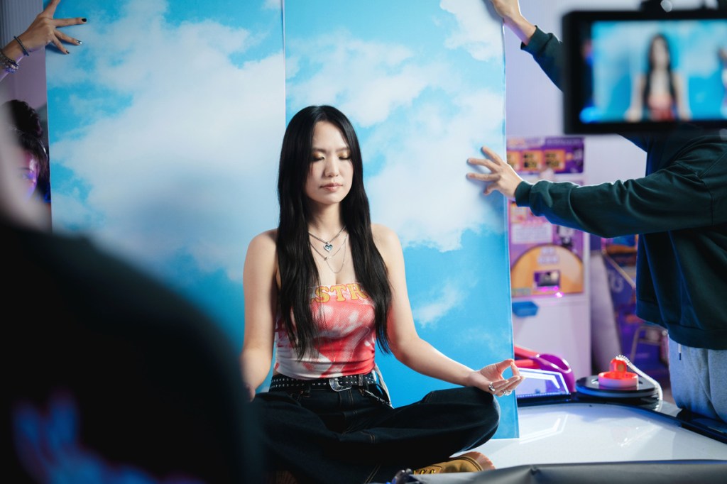 孫盛希〈Hate U MORE〉MV主要劇情講述克服情傷的過程。(圖/滾石唱片提供)