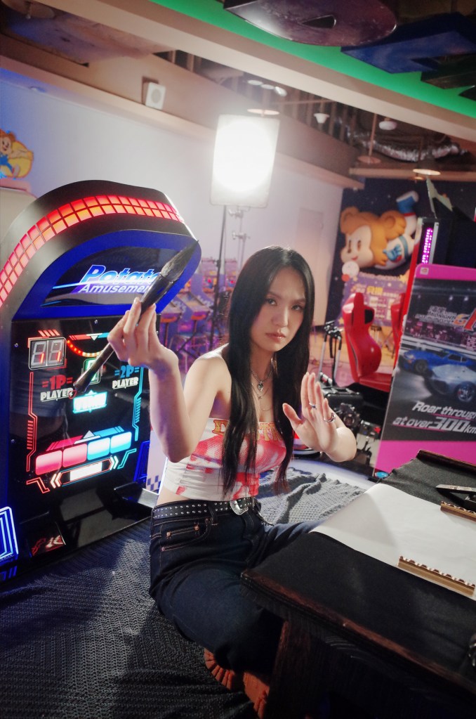 孫盛希為MV拍攝徹夜練習寫書法。(圖/滾石唱片提供)