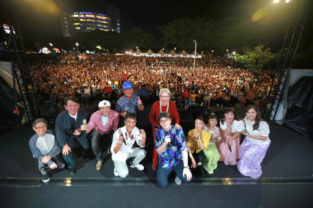 (左起)丁曉雯、李建復、張明智、于冠華、吳楚楚、馬世芳、陶曉清、范怡文、凃佩岑、胡藝芬、藍麗婷