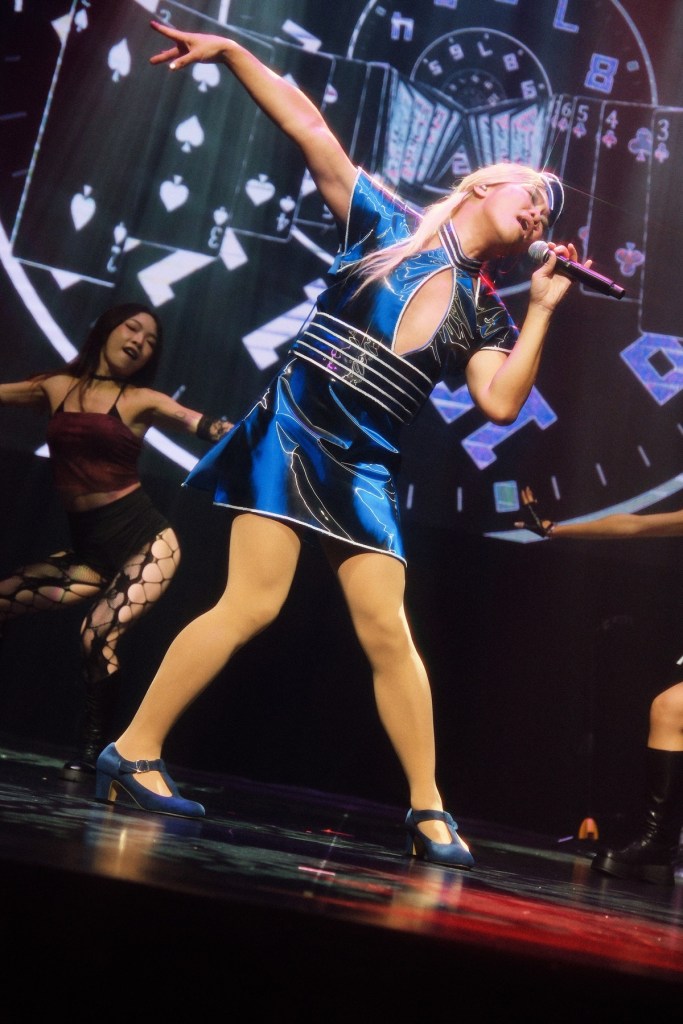 換上性感空姐裝熱唱西洋天后金曲 那那大師像偶像小甜甜布蘭妮致敬