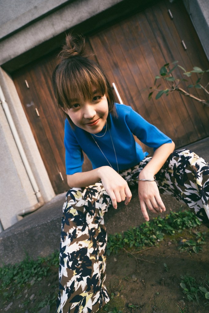 芮鯊以台語俗諺「我是⽣蘚不愛洗，毋是⽣本⿊⾁底」，笑稱自我的性格