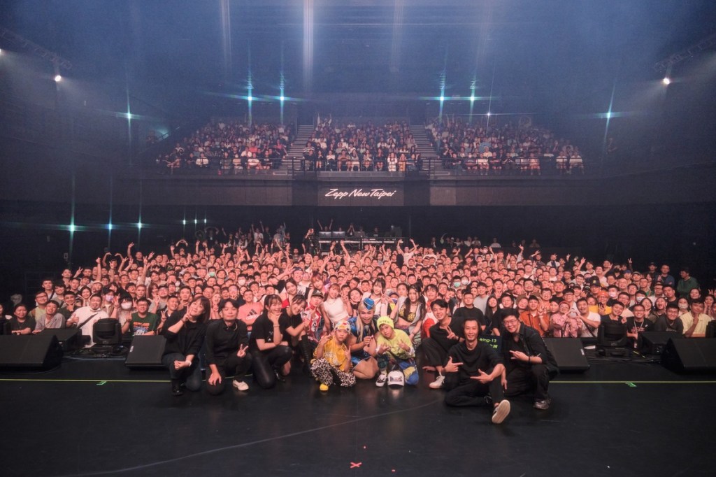 那那大師「歡歌I’m A Slave 4 U, MUSIC我是音樂奴隸 （為你）」演唱會連唱30首歌嗨翻現場