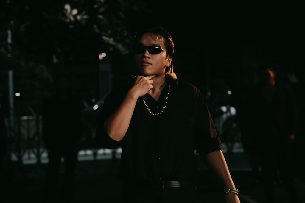 阿跨面最新MV〈心竭〉化身幫派份子火拼幹架