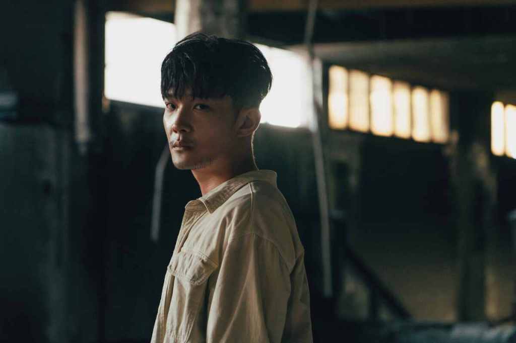 高胥崴為增加頹靡感留鬍子拍Reels，將愛與痛交織的傷感詮釋得淋漓盡致