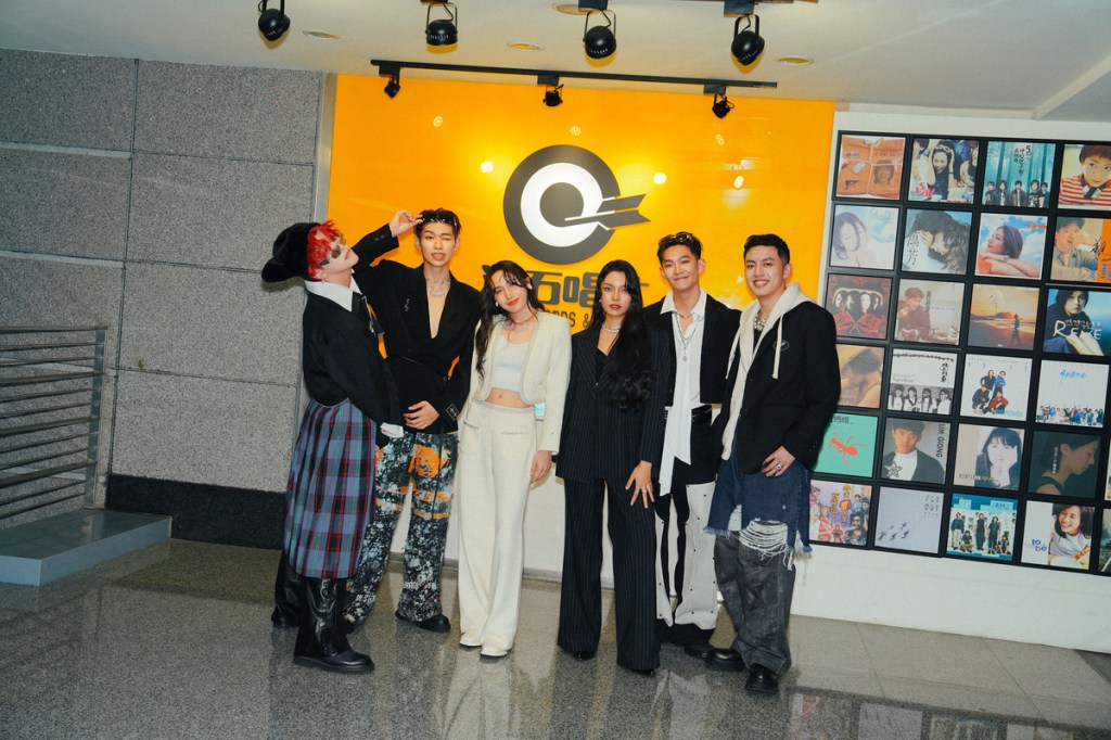 【Rock】U:NUS、KAXA〈不怕星期一〉Live版MV回到七夕演唱會熱血現場 出席第59屆電視金鐘獎 個性化的造型獲外界好評