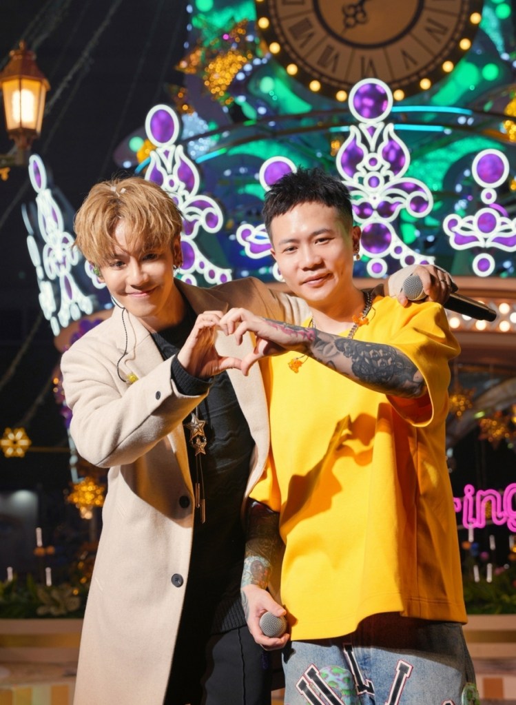 GX聖誕點燈示範kiss cam放送愛心