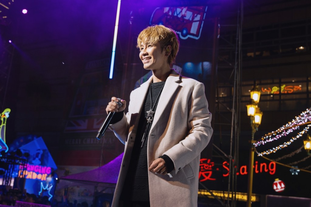 鼓鼓穿英倫風大衣展對演出的心意