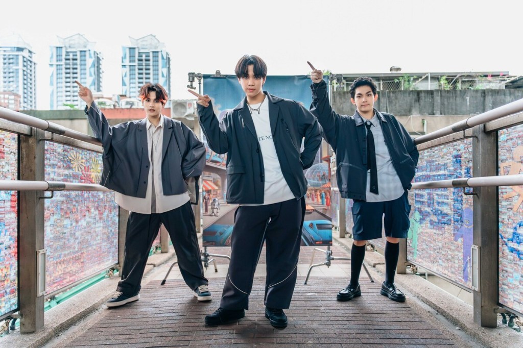 〈Disco Night〉副歌充滿記憶點的迪斯可經典手勢動作，讓人印象深刻。左起：盧佾暘、李秉諭、林毓家（照片提供：種子音樂）