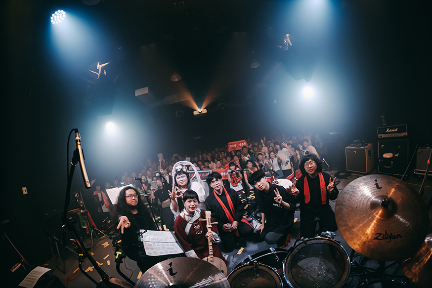 「2024大港開唱」藍寶石舞台的觀眾席滿到管制,觀眾進不來,許多觀眾敲碗復刻演出。 (圖/裝咖人 提供)