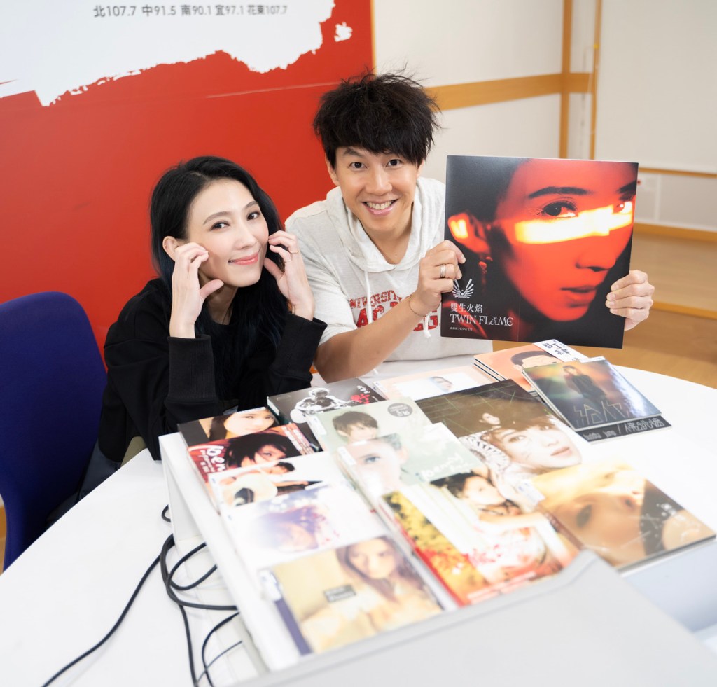 「夜貓DJ」Dennis（右）在節目現場準備戴佩妮出道至今發行過的每張實體專輯，一一回顧專輯創作歷程及特別回憶