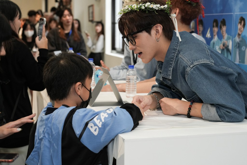 小小粉絲與小行星熱情互動