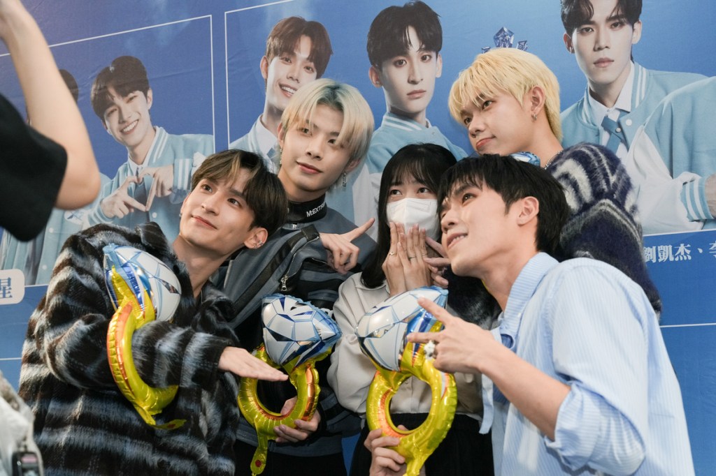 粉絲自製鑽戒氣球與鑽石星球合影