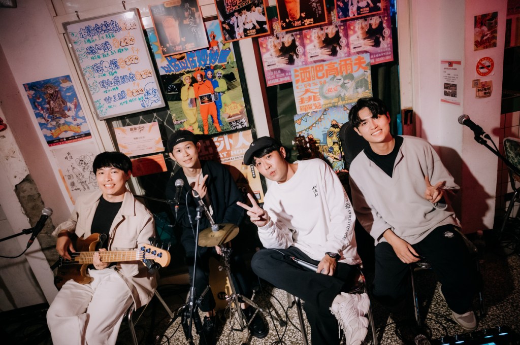 芒果醬快閃純愛小吃部化身駐唱歌手