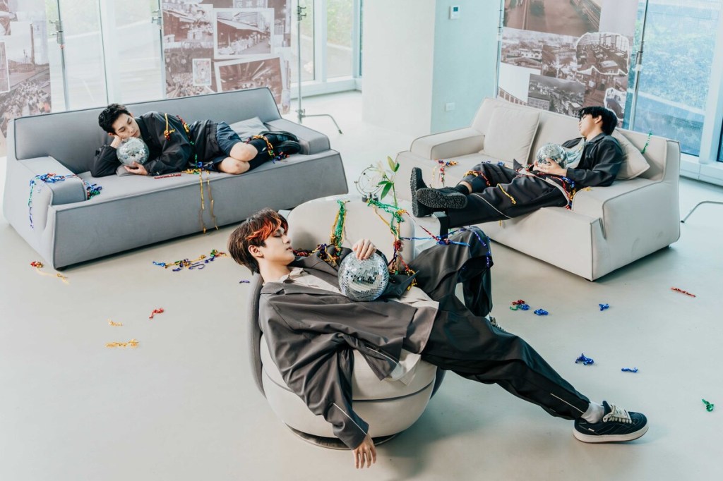 在拍攝〈Disco Night〉MV時，拍攝一場派對結束後累倒在沙發上。左起：林毓家、盧佾暘、李秉諭（照片提供：種子音樂）
