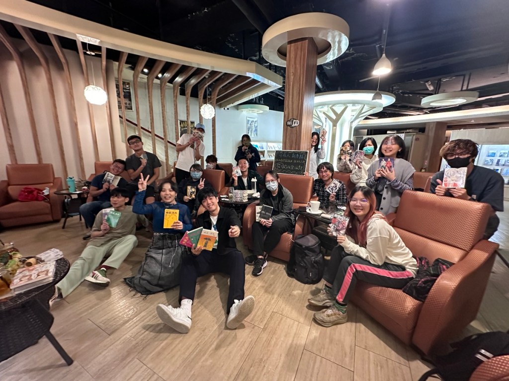 守夜人舉辦前所未見「漫畫店快閃」活動 近50位樂迷深夜集會搶聽新歌