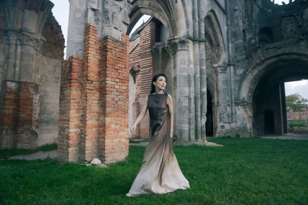 戴佩妮〈雙生火焰〉MV橫跨「雙城」拍攝 一分為二「雙」篇章發布 戲中戲探索雙生靈魂的深層情感