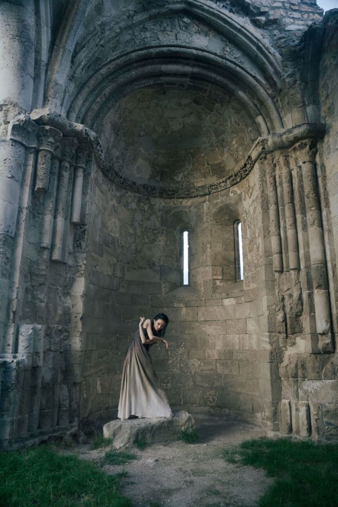 戴佩妮〈雙生火焰〉MV橫跨台北和布達佩斯「雙城」拍攝 (照片提供:妮樂佛)