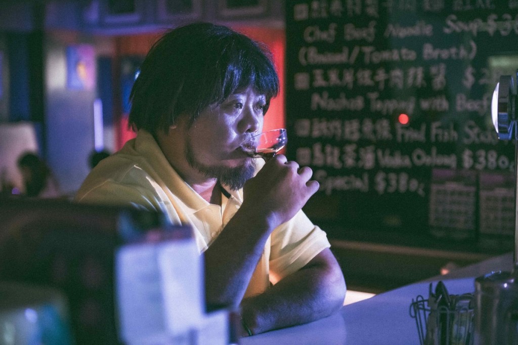 巴大雄獨自在酒吧傷感得不到的感情故事