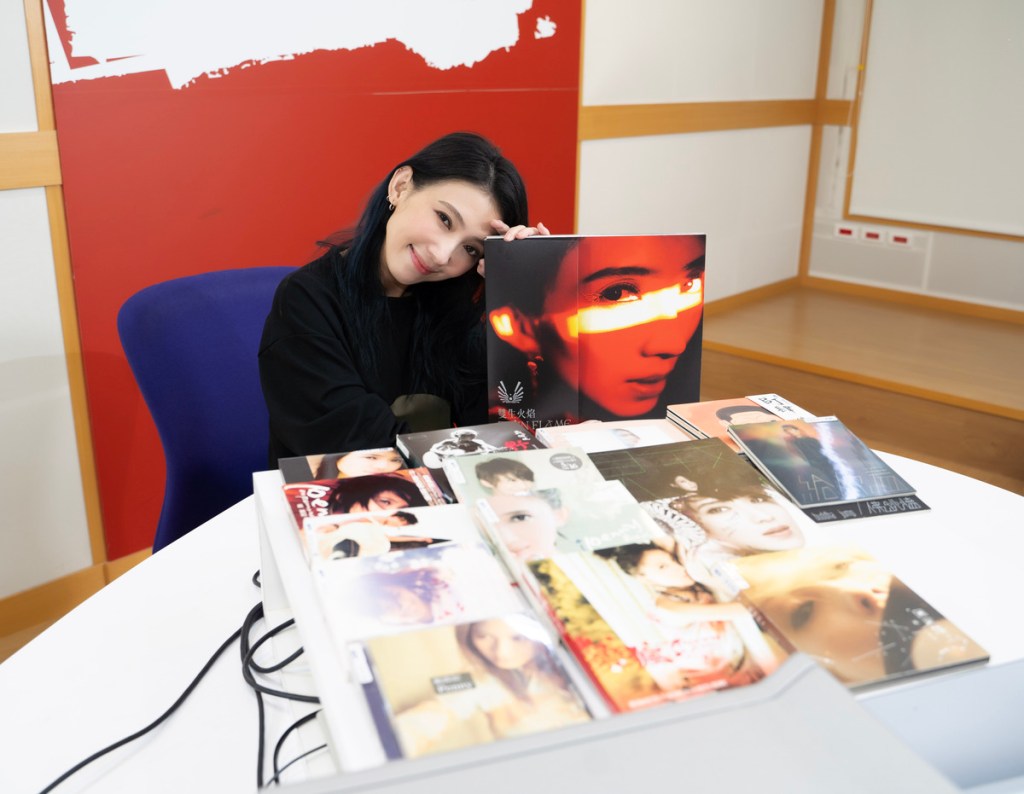 戴佩妮作客電台節目 開箱《雙生火焰》實體黑膠 夜貓DJ Dennis祝專輯大賣、小巨蛋演唱會秒殺