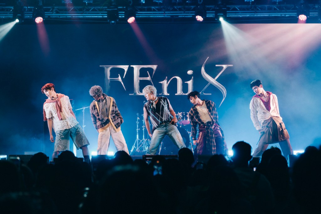 救火隊(粉絲)為近距離搶看 FEniX 演出一大早就到現場排隊(挺音樂提供_攝影陳泓旭 (奶綠) 、嘉婕)