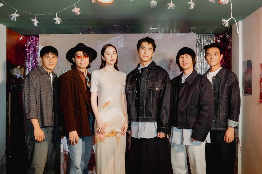 椅子樂團〈倖存者）MV首映會合影 導演鄔鶴宏（左一）、椅子樂團詠靖（左二）、MV女主角林奕嵐（左三）、MV男主角曾敬驊（右三）、椅子樂團伯元（右二）、椅子樂團仲穎（右一）