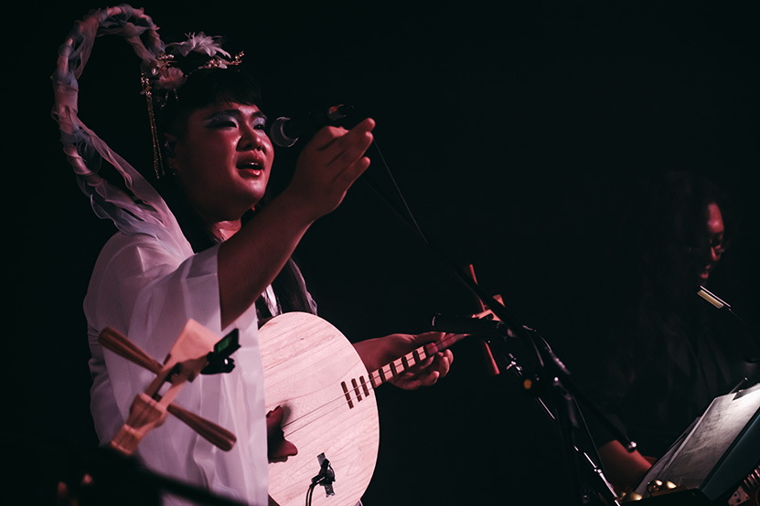 裝咖人主唱戴戴,以仙女下凡的裝扮於2024大港開唱演出,更在台上大膽「開車」。 (圖/裝咖人 提供)