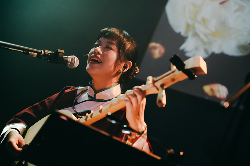 裝咖人在「2024大港開唱」演出特別邀請「月琴歌姬」張雅淳共同合作,在原本的歌曲中加入月琴編曲。(圖/裝咖人 提供)