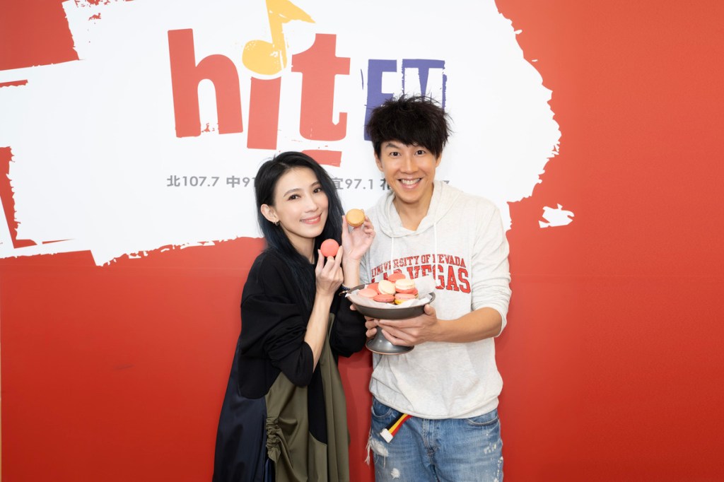 金曲歌后戴佩妮（左）作客夜貓DJ Dennis節目，電台送上雙色馬卡龍，祝《雙生火焰》專輯大賣，台北小巨蛋演唱會秒殺