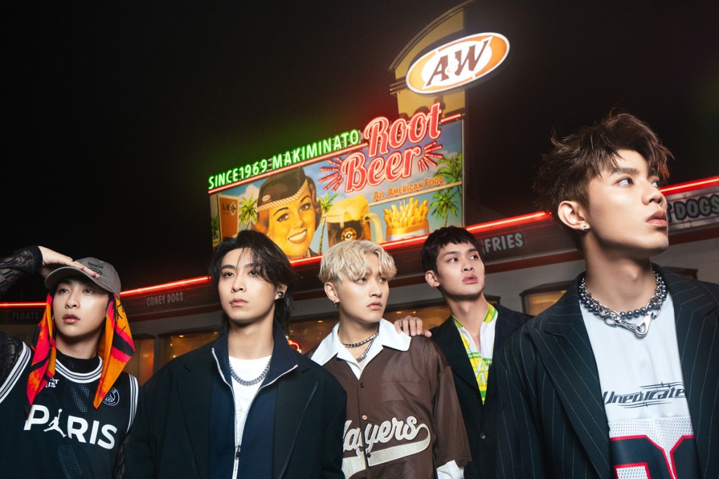 FEniX加盟華納音樂(左起:家齊、MAX、承隆、浦洋、峻廷 )