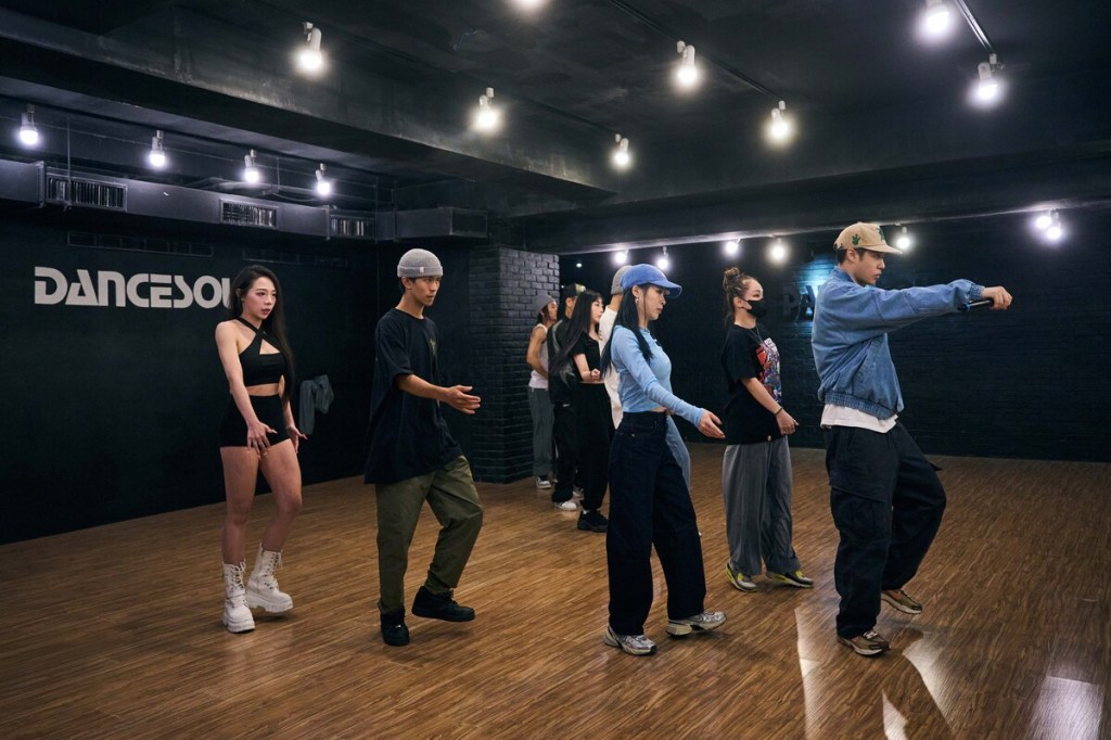 周湯豪為「REALIVE (R2) 特仕版」小巨蛋演唱會練舞、練歌、練體力 (照片提供:環球音樂)