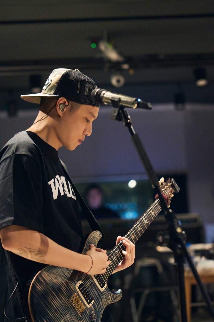 周湯豪為「REALIVE (R2) 特仕版」小巨蛋演唱會練舞、練歌、練體力 (照片提供:環球音樂)