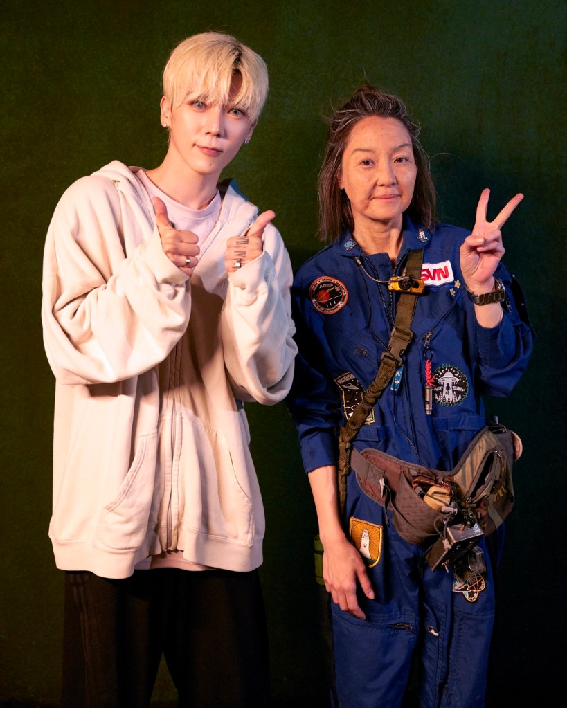 〈不苦Glacier〉MV Bii演出外星人、謝欣穎挑戰特效老妝 (照片提供:索尼音樂)