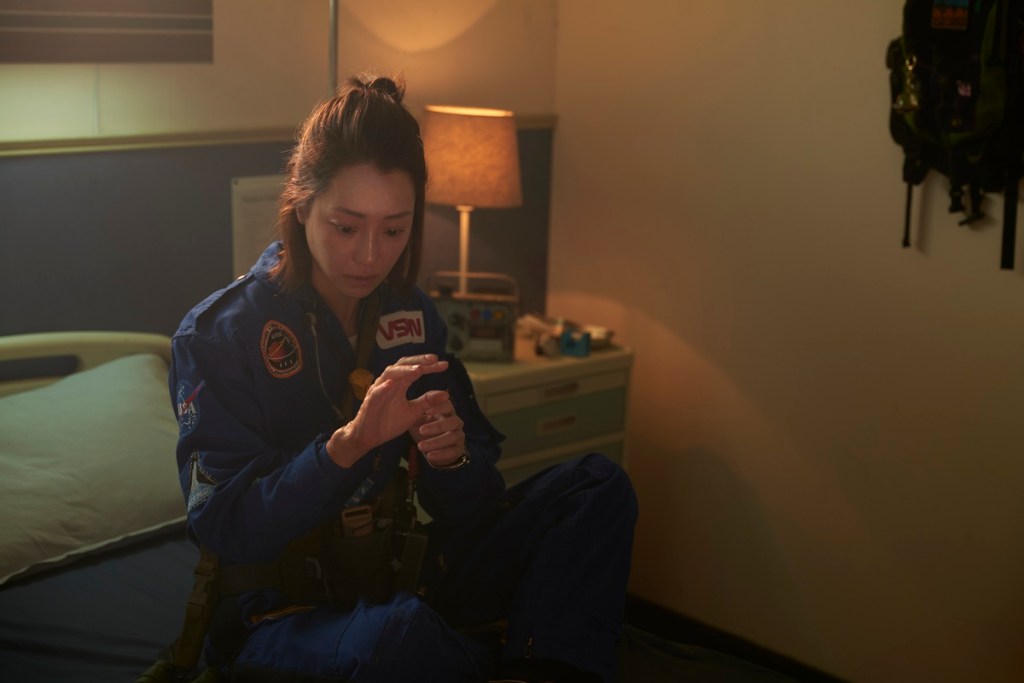 Bii畢書盡邀謝欣穎加入〈不苦Glacier〉MV演出 (照片提供:索尼音樂)