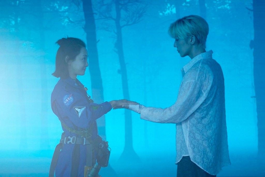 Bii畢書盡邀謝欣穎加入〈不苦Glacier〉MV演出 (照片提供:索尼音樂)